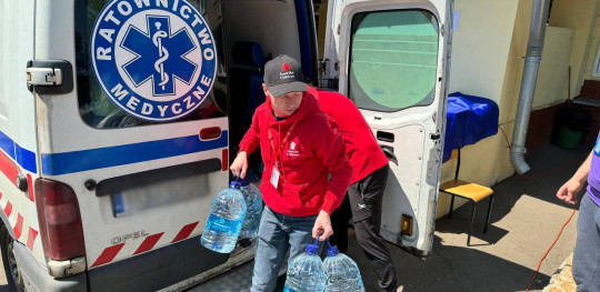 CH11064273 Save the Children workers upload water in a van to be distributed to collective centers for displaced families in Kharkiv Ukraine