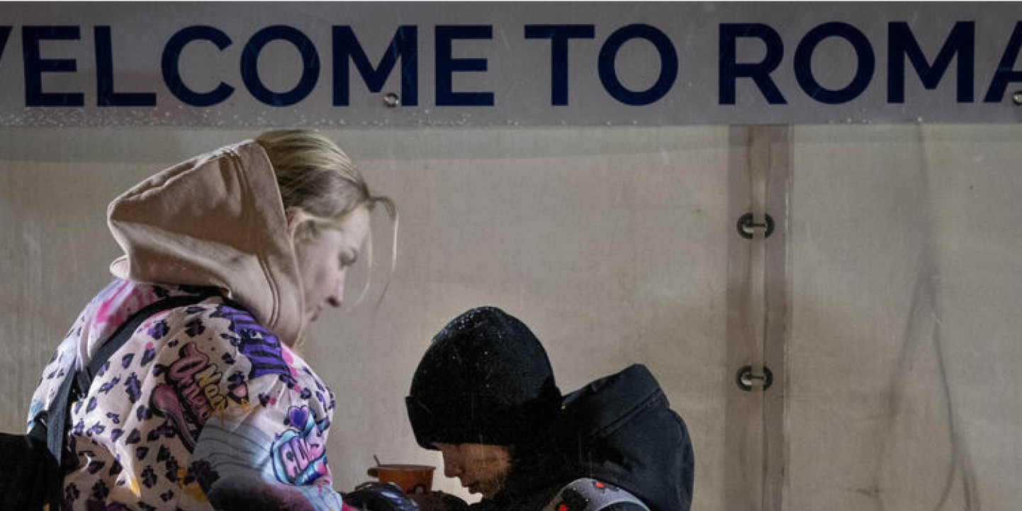 a family in siret at the crossing between ukraine and romania