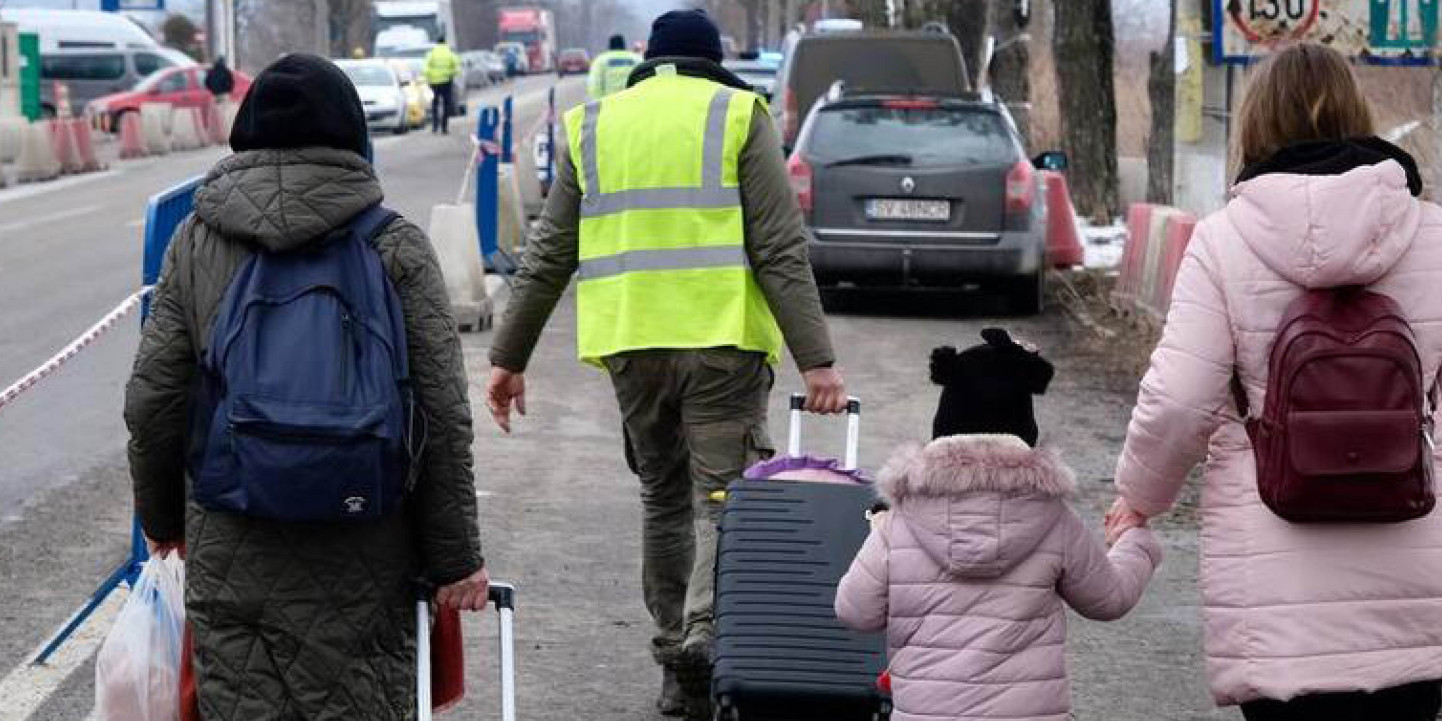 family crossing ukraine border