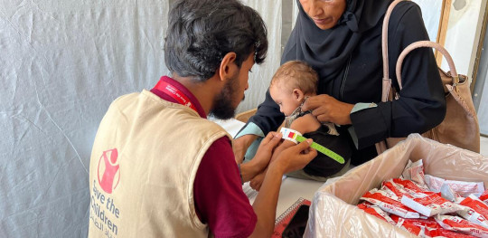 CH11438835 Noura and her Daughter Rania at Save the Children clinic