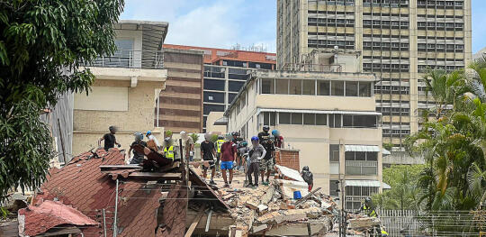 CH11612008 People search a collapsed building in Venezuela