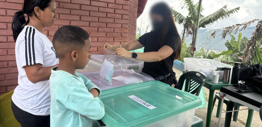 CH11619518 Isabel and her son David, 9, visiting a mobile health clinic outside Caracas