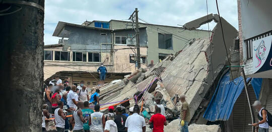 CH11647932 People gather around a collapsed building in earthquake hit Colombia