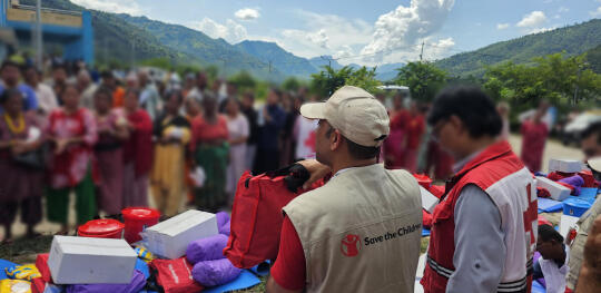 CH11659323 Save the Children staff distribute kits to a community affected by the flash flood (1)