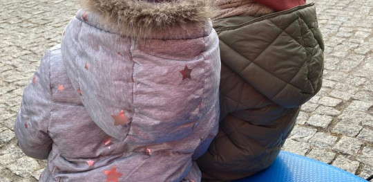 CH1654950 Two Ukrainian children sit on a suitcase at the border with Poland