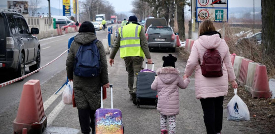 CH1656373 A family crossing the border between Ukraine and Romania in Siret