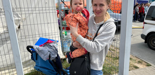 CH1669388 Anna with her youngest daughter Lavraage 1 at the Romania border with Ukraine