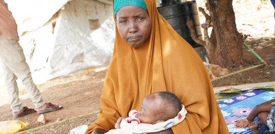 CH1691940 Two year old Yasmiin and her mother Astur 38 Baidoa Somalia1