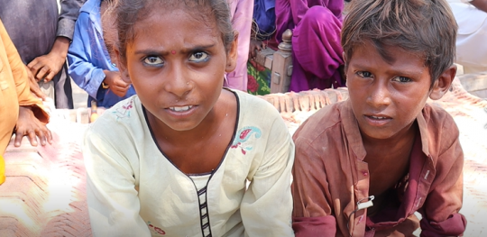 CH1723167 Raamdins children Lale and Krishna live in tents provided by Save the Children in Sindh Pakistan