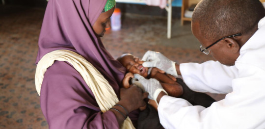 CH1768291 Stabilization Centre Nurse at Kelafo Health Centre examines Ayaan