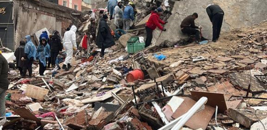CH1770104 Rescue forces searching for survivors under the rubble of a building the residential ibrahimli area that collapsed due to the Earthquake