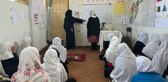 CH1788859 Afghan girls attend a Community Based Education class run by Save the Children