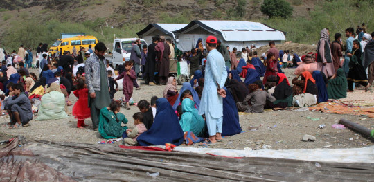 CH1889145 Families are returning to Afghanistan from Pakistan at the Torkham border following Pakistans deadline for undocumented foreigners to leave the country by November 1 or face deportatio 1