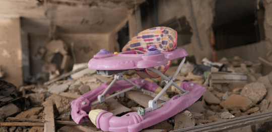 CH1909334 A child rocking chair among a rubble in Gaza