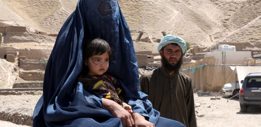 CH264091 Somaya (18 months) and her parents on their way to a Save the Children supported health facility