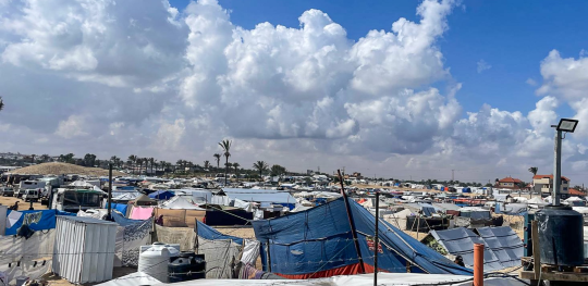 Tents in crowded al Mawasi following the forced relocation of families from Rafah Save the Children