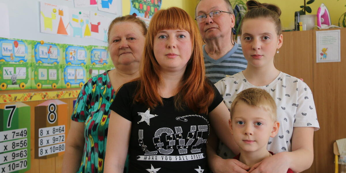 CH1684431 Mariia 13 with her family in the classroom where they are living