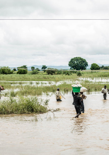 CH11008431 People walking through water after heavy floods in Malawi v2