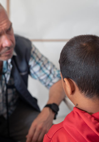 CH11018830 Paediatric doctor Simon offering care to children in Rafah v2