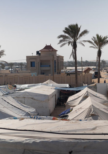 CH11018836 View across temporary shelters in Rafah v2