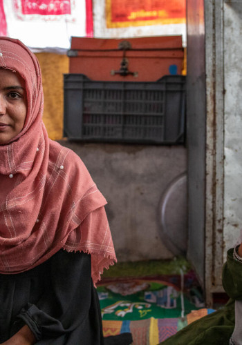 CH1749176 Nasreen at their home in Afghanistan1