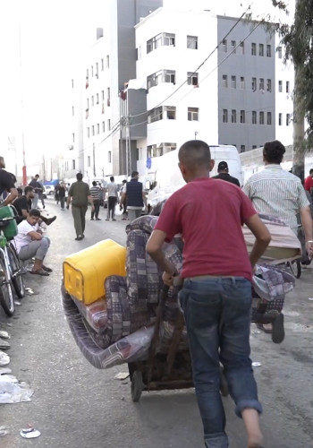 CH1923363 People carry belongings through the streets in North Gaza v2