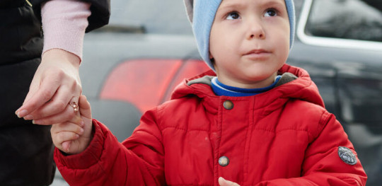 CH1670396 Families receiving support from Save the Children as they cross the border from Ukraine to Romania v2